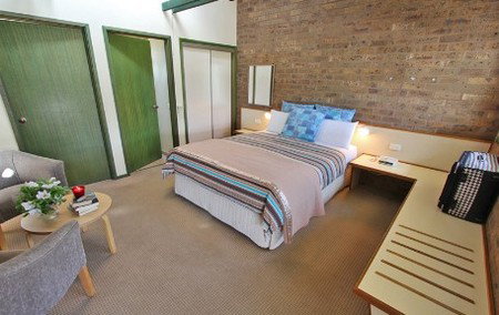 The Beachfront Motel - Accommodation Whitsundays 2