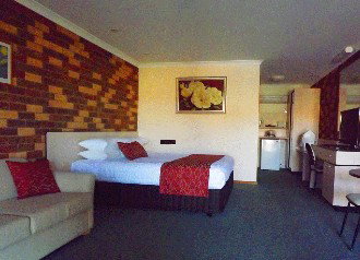 Highway Inn Motel - Accommodation Whitsundays 2
