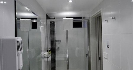 Townhouse Hotel - Accommodation Whitsundays 3