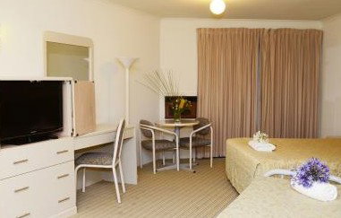 Motel 10 Motor Inn - Accommodation Whitsundays 2