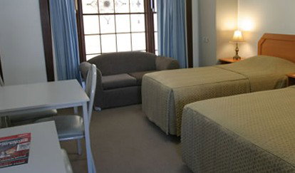 Colonial Lodge Motor Inn - Accommodation Whitsundays 1