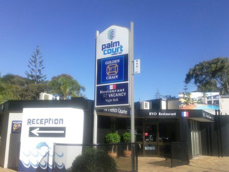 Palm Court Motor Inn - Accommodation Whitsundays 0