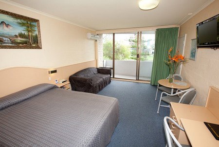 Palm Court Motor Inn - Accommodation Whitsundays 1