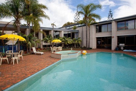 Palm Court Motor Inn - Accommodation Whitsundays 2
