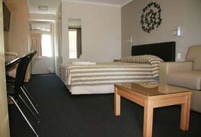 Queensgate Motel - Accommodation Whitsundays 0