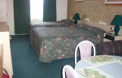A Settlers Motor Inn - Accommodation Whitsundays 1
