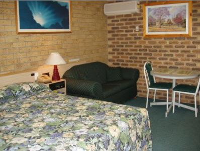 A Settlers Motor Inn - Accommodation Whitsundays 3