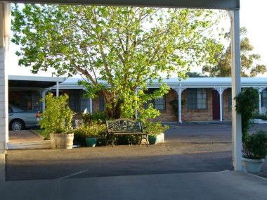 Colonial Motor Lodge - Accommodation Whitsundays 2
