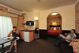 Highlander Motor Inn And Apartments - Accommodation Whitsundays 0