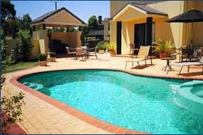 Hopkins House Motel & Apartments - Accommodation Whitsundays 0