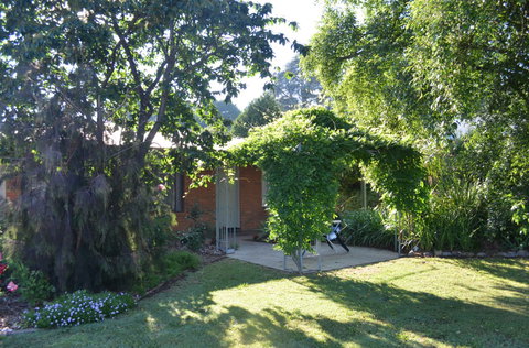 Bright Colonial Inn Motel - Accommodation Whitsundays 2