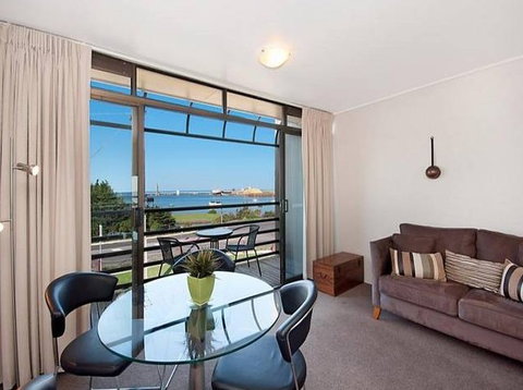 Centreport Units - Accommodation Whitsundays 2