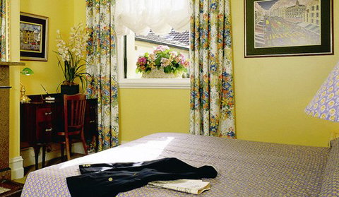 Victoria Court Hotel - Accommodation Whitsundays 2