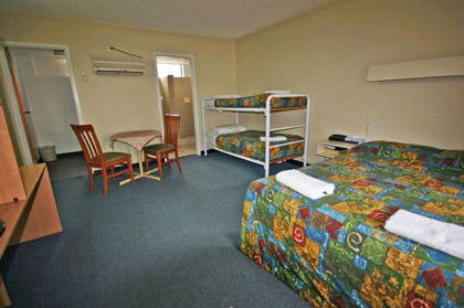 Red Cedars Motel - Accommodation Whitsundays 2