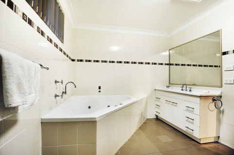 Absolute Beachfront Smugglers On The Beach - Accommodation Whitsundays 4