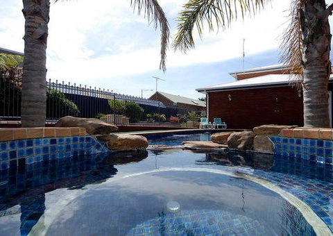 Comfort Inn The International - Accommodation Whitsundays 1