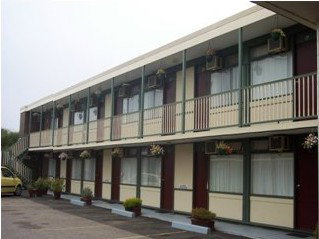 Beach Motor Inn - Accommodation Whitsundays 1