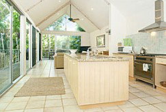 Absolute Beachfront Belongil Summerhouse - Accommodation Whitsundays 2