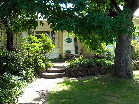 Magnolia Cottage B&B - Accommodation Whitsundays 0