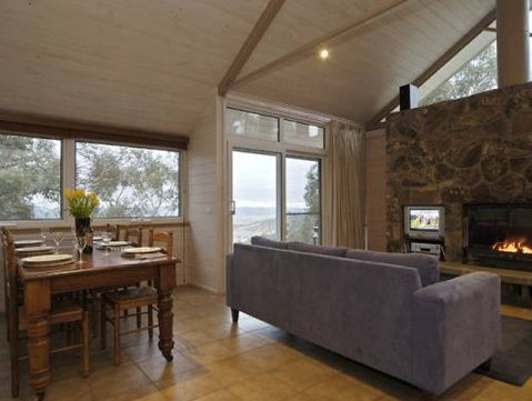 Silvertop Snowy Mountains Retreat - Accommodation Whitsundays 1