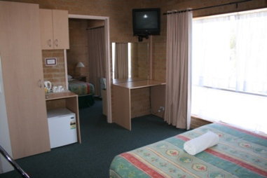 The Ski Inn Motel - Accommodation Whitsundays 0