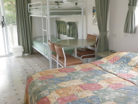 Emerald Cabin And Caravan Village - Accommodation Whitsundays 3