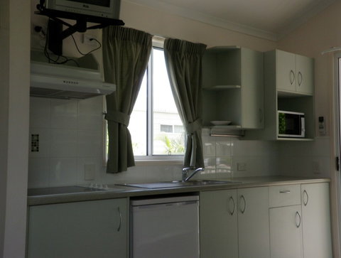 Emerald Cabin And Caravan Village - Accommodation Whitsundays 4