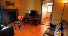 Apple Blossom Cottage - Accommodation Whitsundays 0
