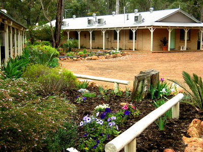 Travellers Rest Motel - Accommodation Whitsundays 0