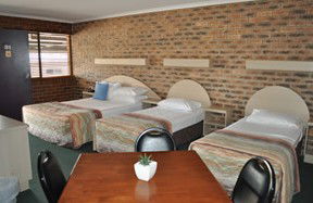 Castle Motor Lodge - Accommodation Whitsundays 3