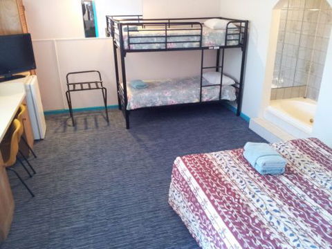 Charlton Motel - Accommodation Whitsundays 2