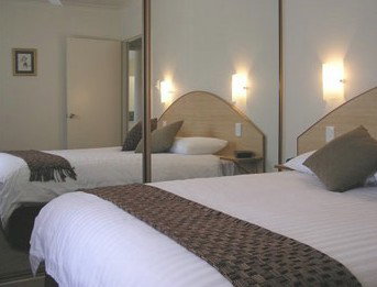 Bay Beach Motel - Accommodation Whitsundays 0