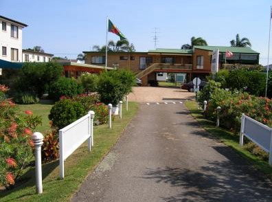 Lake Front Motel - Accommodation Whitsundays 1