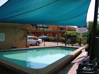 Lake Front Motel - Accommodation Whitsundays 3