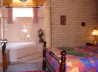 Lake Front Motel - Accommodation Whitsundays 4