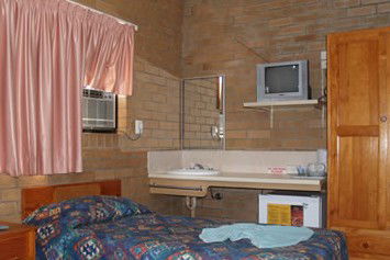 Ascot Budget Inn - Accommodation Whitsundays 0