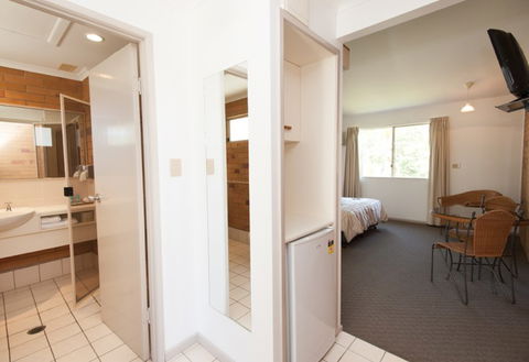 Country Comfort Gin Gin Wild Scotsman - Accommodation Whitsundays 3