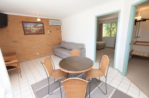 Country Comfort Gin Gin Wild Scotsman - Accommodation Whitsundays 4