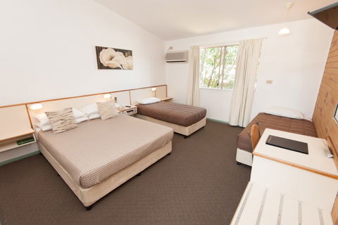 Country Comfort Gin Gin Wild Scotsman - Accommodation Whitsundays 5