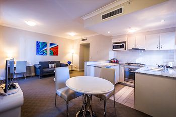 Seasons Harbour Plaza - Accommodation Whitsundays 2