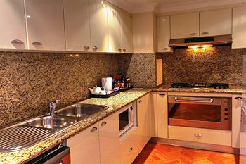 Seasons Harbour Plaza - Accommodation Whitsundays 10