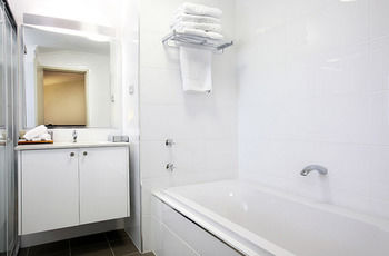 Harrigan's Irish Pub & Accommodation - Accommodation Whitsundays 4