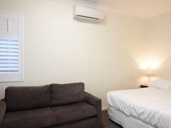Naughtons Parkville Hotel - Accommodation Whitsundays 1