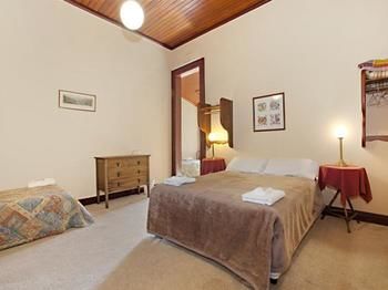 The Victoria & Albert Guesthouse - Accommodation Whitsundays 3