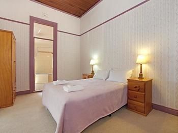 The Victoria & Albert Guesthouse - Accommodation Whitsundays 4