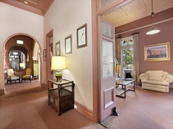 The Victoria & Albert Guesthouse - Accommodation Whitsundays 11