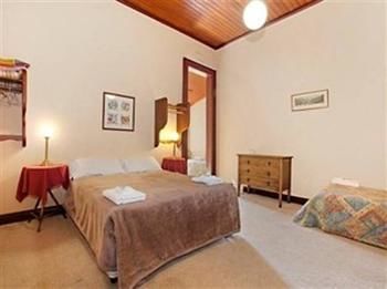 The Victoria & Albert Guesthouse - Accommodation Whitsundays 13