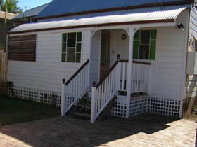 A Pine Cottage - Accommodation Whitsundays 0