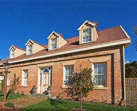 Racecourse Inn - The - Accommodation Whitsundays 0