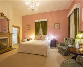 Racecourse Inn - The - Accommodation Whitsundays 3